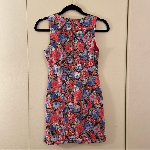 Perfect Summer Dress 🌸 - Picture 4 of 5